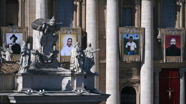 Una imagen muestra retratos de nuevos santos (de izquierda a derecha) José Gregorio Hernández Cisneros, Carmen Rendiles Martínez, Peter To Rot e Ignatius Maloyan colgados en la basílica de San Pedro durante una misa para la canonización de siete nuevos santos en la plaza de San Pedro en el Vaticano, el 19 de octubre de 2025. Los nuevos santos son Ignazio Choukrallah Maloyan, Peter To Rot, Vincenza Maria Poloni, Maria del Monte Carmelo Rendiles Martínez, Maria Troncatti, José Gregorio Hernández Cisneros y Bartolo Longo.Contenido relacionado Una imagen muestra retratos de nuevos santos (de izquierda a derecha) José Gregorio Hernández Cisneros, Carmen Rendiles Martínez, Peter To Rot e Ignatius Maloyan colgados en la basílica de San Pedro durante una misa para la canonización de siete nuevos santos en la plaza de San Pedro en el Vaticano, el 19 de octubre de 2025. Los nuevos santos son Ignazio Choukrallah Maloyan, Peter To Rot, Vincenza Maria Poloni, Maria del Monte Carmelo Rendiles Martínez, Maria Troncatti, José Gregorio Hernández Cisneros y Bartolo Longo.Contenido relacionado