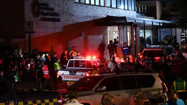 Personas esperan afuera de la Clínica Fundación Santa Fe, donde el senador Miguel Uribe Turbay recibe atención médica tras ser herido de bala en Bogotá el 7 de junio de 2025. El senador colombiano de la oposición de derecha y candidato a las elecciones presidenciales del próximo año, Miguel Uribe Turbay, de 39 años, fue herido de bala en Bogotá el 7 de junio de 2025, según informaron varios medios, mientras que el gobierno denunció un atentado.