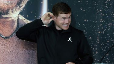 El boxeador mexicano Saúl Canelo Álvarez gesticula durante una conferencia de prensa para presentar su pelea contra el boxeador británico John Ryder