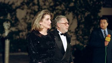 La actriz francesa Catherine Deneuve llega con un invitado para asistir a la inauguración del primer festival de cine francés en la Ciudad de México el 27 de noviembre de 1996. La intérprete recibirá el León de Oro a la trayectoria.