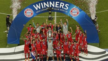 Los jugadores del bayern Munich alzan el trofeo de la Liga de Campeones de 2020 tras vencer el domingo 23 de agosto al PSG 1-0, en Lisboa.