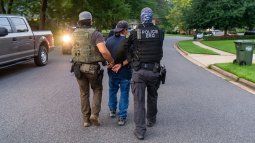 Oficiales detienen a un objetivo criminal extranjero en el norte de Virginia.