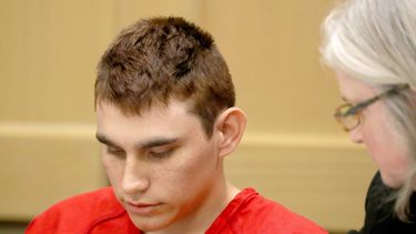 El autor confeso del tiroteo en un instituto de Florida el pasado 14 de febrero, Nikolas Cruz (centro), comparece ante la corte, en Fort Lauderdale, Florida, EEUU, el 19 de febrero de 2018.
