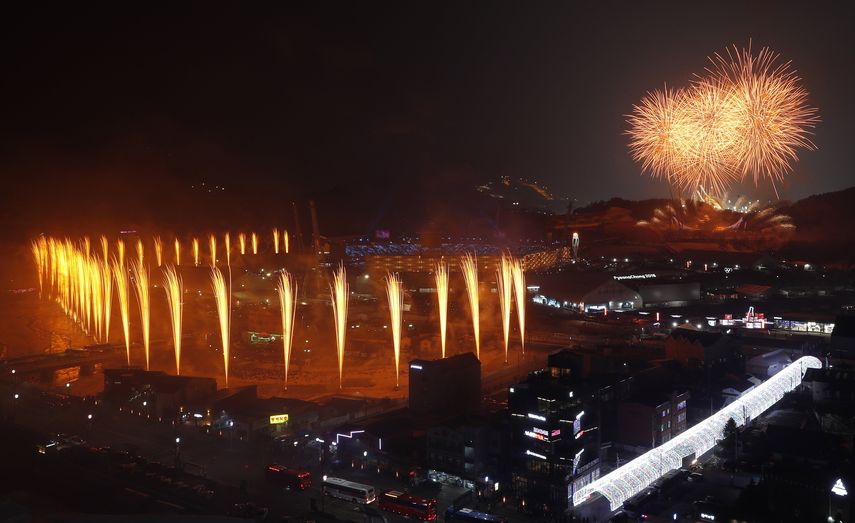 Los fuegos artificiales llenaron el cielo de Corea del Sur durante la ceremonia.