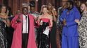 Michael R. Jackson, segundo de izquierda a derecha, recibe el premio a mejor musical por A Strange Loop en la 75a entrega anual de los Premios Tony el 12 de junio de 2022 en el Radio City Music Hall en Nueva York. 