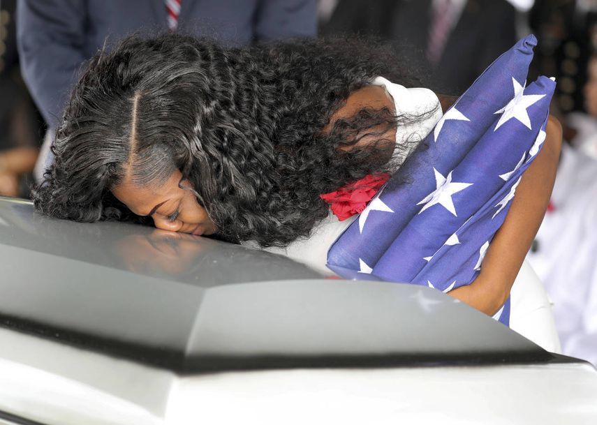 El féretro, envuelto en una bandera estadounidense, entró a media mañana a la iglesia para un funeral en el que sus familiares, encabezados por la viuda, Myeshia Johnson, vistieron de blanco.