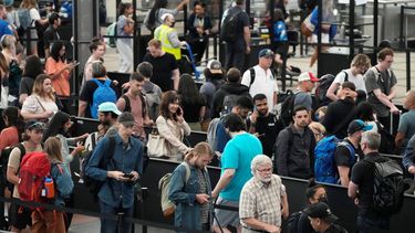 Viajeros hacen largas filas en un punto de revisión, el martes 5 de julio de 2022, en el Aeropuerto Internacional de Denver.&nbsp;