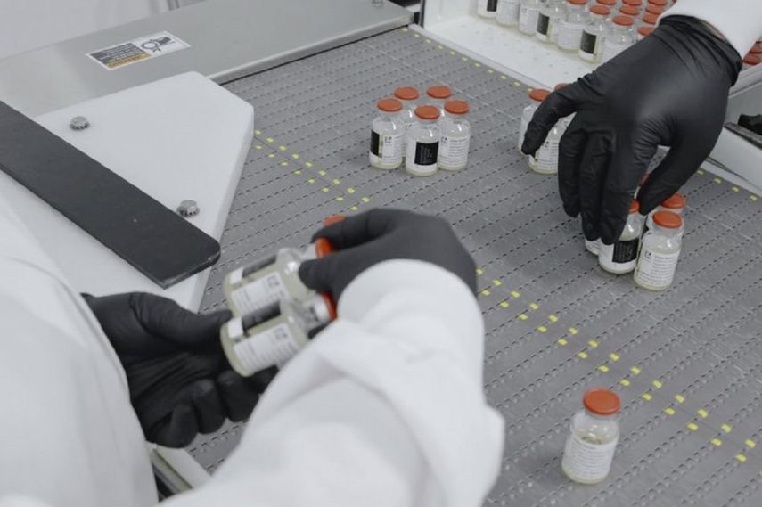 En esta imagen sin fecha del video proporcionado por Regeneron Pharmaceuticals, los virales se inspeccionan en las instalaciones de la compañía en el estado de Nueva York.