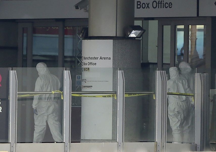 Agentes de la policía forense realizan su trabajo en el&nbsp;Manchester&nbsp;Arena después del ataque ocurrido al término de un concierto de la cantante estadounidense Ariana Grande, en&nbsp;Manchester, Reino Unido.