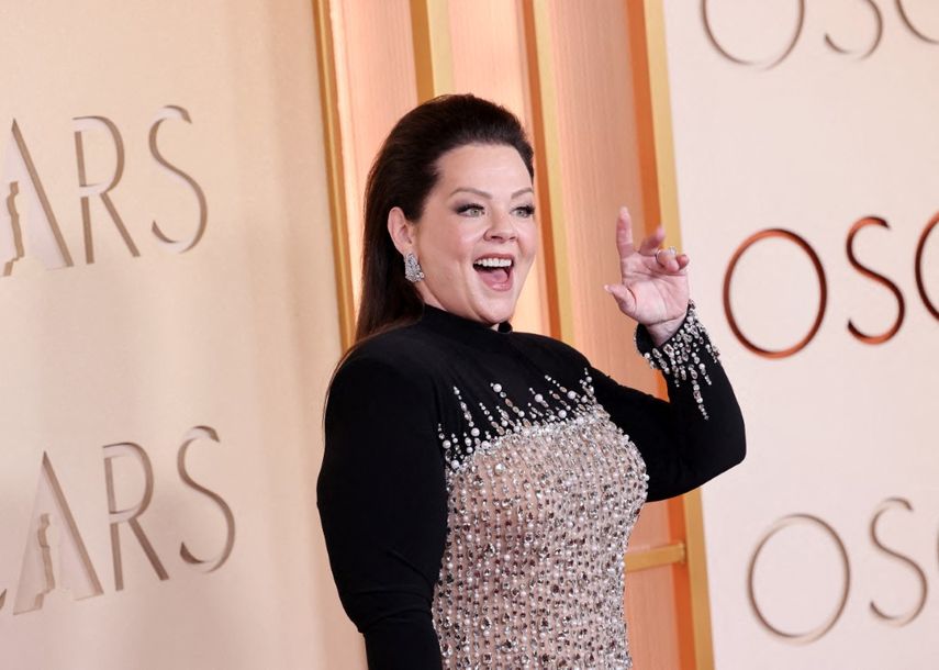 Melissa McCarthy posa en la alfombra roja de los Oscar 2026.