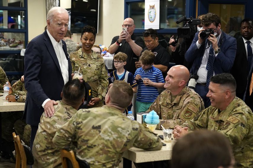 El presidente de Estados Unidos, Joe Biden, a la izquierda, saluda a militares estadounidenses y sus familias en la Base Aérea de Osan, el domingo 22 de mayo de 2022 en Pyeongtaek, Corea del Sur.&nbsp;