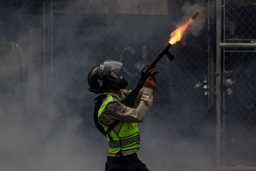 Agentes de la Policía y la Guardia Nacional Bolivariana reprimieron las manifestaciones de este jueves con bombas de gases lacrimógenos y balas de goma.