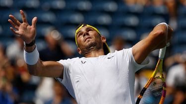 El español Rafael Nadal, realiza su saque durante una prácitca para el US Open, el viernes 26 de agosto de 2022&nbsp;
