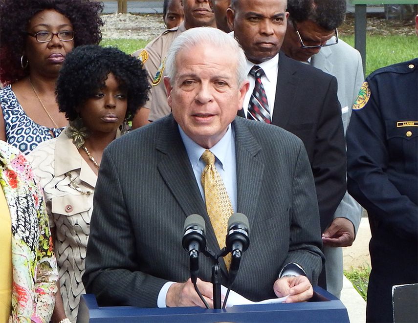 El el alcalde de Miami, Tomás Regalado, abogó por celebrar en familia. 