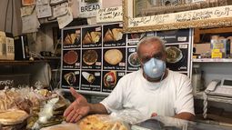 Ali Aziz, en su tienda de productos The Middle East Best Food, en Miami. Ali Aziz, en su tienda de productos The Middle East Best Food, en Miami.