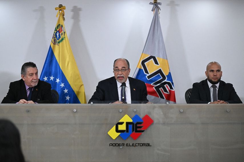 El presidente del Consejo Nacional Electoral (CNE) de Venezuela, Pedro Calzadilla (C), el rector, Alexis Corredor (L), y el suplente Leonel Parica dan su última conferencia de prensa antes de renunciar como miembros del Consejo Nacional Electoral (CNE) de Venezuela en el CNE.