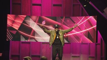El reguetonero Nicky Jam agradece al público por su éxito, en la entrega de los premios Latin Billboard.&nbsp;