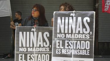 Dos mujeres sostienen carteles durante una protesta junto a decenas de personas en Buenos Aires (Argentina), para pedir que se aplique la interrupción legal del embarazo (ILE) a una niña de 11 años que fue violada por la pareja de su abuela, de 65 años, en la provincia&nbsp;argentina&nbsp;de Tucumán.&nbsp;