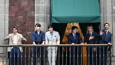 El grupo surcoreano de K-pop BTS saluda a sus fans desde el balcón del Palacio Nacional, en la Plaza del Zócalo de la Ciudad de México, el 6 de mayo de 2026.
