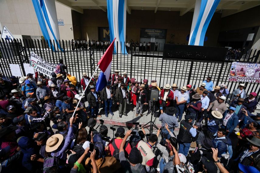 Manifestantes piden la renuncia de la fiscal general de Guatemala, Consuelo Porras, y del fiscal Rafael Curruchiche en la Ciudad de Guatemala.