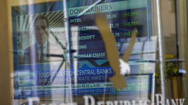 Pantalla muestra indicadores en Bolsa dentro del First Republic Bank.&nbsp;