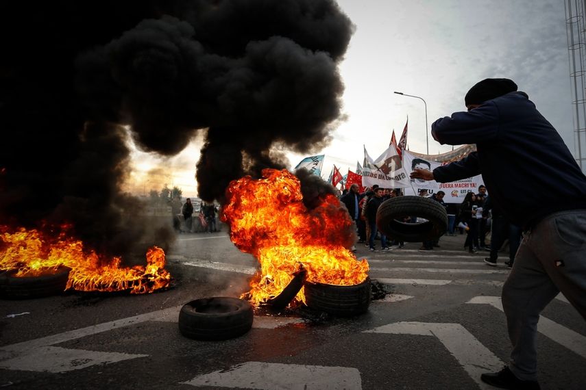 Personas participan en un paro general convocado por varios sindicatos argentinos contra la política económica del Gobierno de Mauricio Macri.