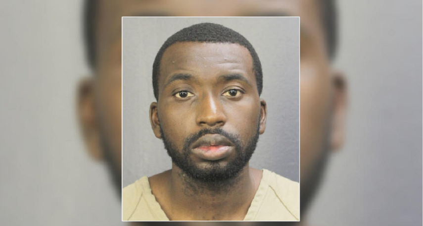 Juan Emmanuel Manns, de 24 años, fue arrestado este jueves y enfrenta cargos por conducta lasciva.