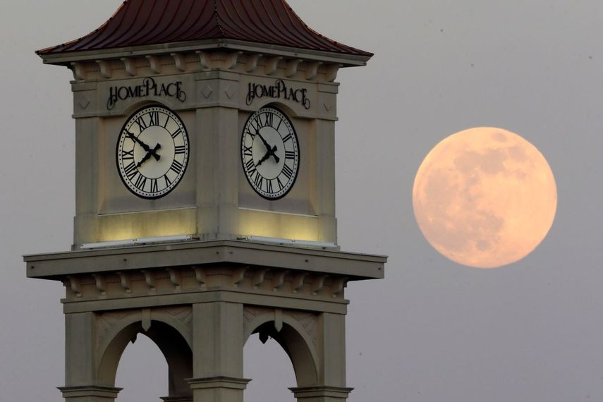 La Luna vista detrás de la torre de Home Place, el sábado 22 de junio de 2013, en Prattville, Alabama.&nbsp;