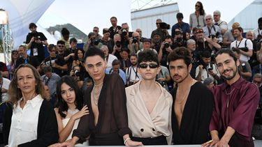 La actriz chilena Paula Dinamarca, la actriz chilena Tamara Cortés, el actor chileno Matías Catalán, el director y guionista chileno Diego Céspedes, el actor chileno Pedro Muñoz y el actor Francisco Díaz posan durante una sesión fotográfica para la película La misteriosa mirada Del flamenco en la 78ª edición del Festival de Cine de Cannes en Cannes, sur de Francia, el 16 de mayo de 2025.