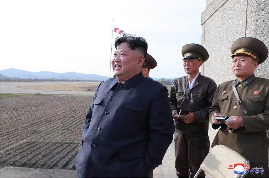 Fotografía cedida por la Agencia Central de Noticias de Corea del Norte, KCNA, del líder Kim Jong-un (izq.) mientras supervisa un ejercicio de vuelo de pilotos de combate.
