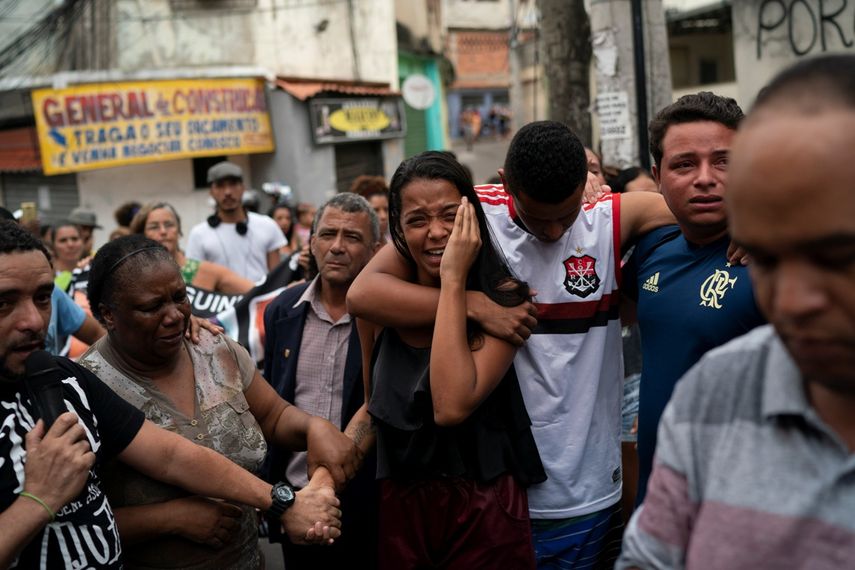 Daniele Felix, centro, llora durante una marcha en reclamo de justicia para su sobrina de 8 a&ntilde;os Agatha Sales Felix, muerta por una bala perdida en la favela Alemao, R&iacute;o de Janeiro, s&aacute;bado 21 de septiembre de 2019.