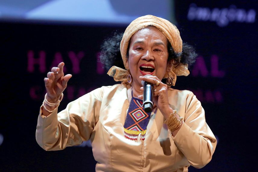 Fotografía de archivo fechada el 03 de febrero de 2019 de la cantante de música folclórica colombiana, Totó La Momposina en la clausura del XIV Hay Festival en el barrio Nelson Mandela de Cartagena (Colombia).