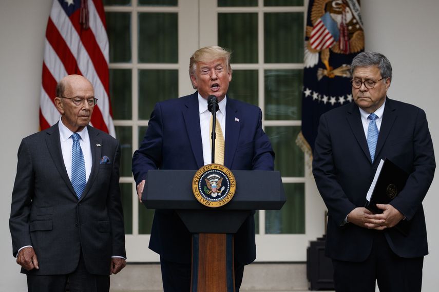 El presidente Donald Trump pronuncia unas palabras acompañado del secretario de Comercio, Wilbur Ross, a la izquierda, y el secretario de Justicia, William Barr, durante un acto relacionado con el próximo censo, en la Casa Blanca en Washington, el jueves 11 de julio de 2019