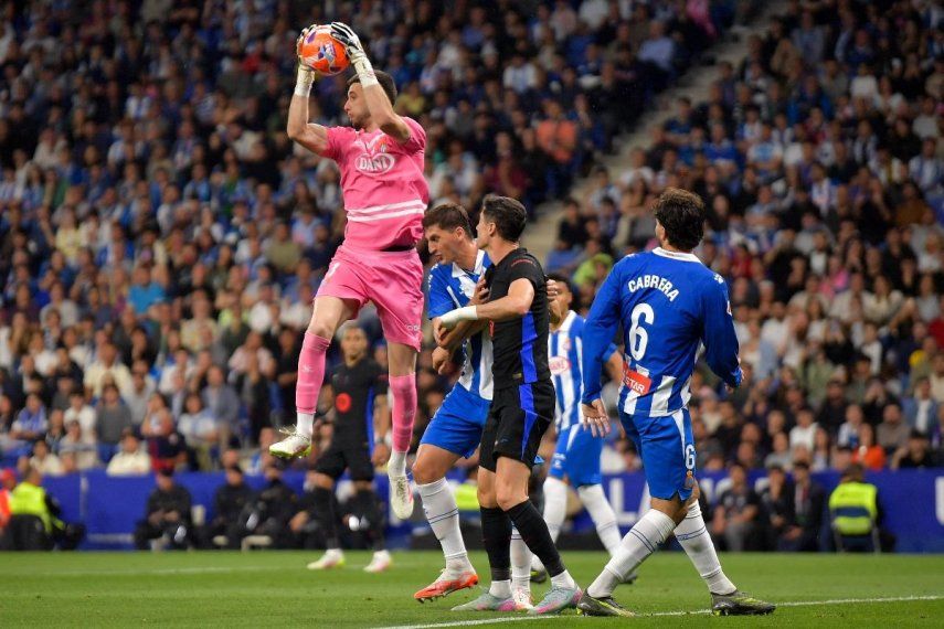 El portero español #01 del Espanyol, Joan García, recibe el balón durante el partido de la liga española entre el RCD Espanyol y el FC Barcelona en el RCDE Stadium de Cornellà de Llobregat, el 15 de mayo de 2025. El Barcelona anunció el 18 de junio de 2025 el fichaje del portero del Espanyol, Joan García, por €26,34 millones ($31 millones) con un contrato de seis años.