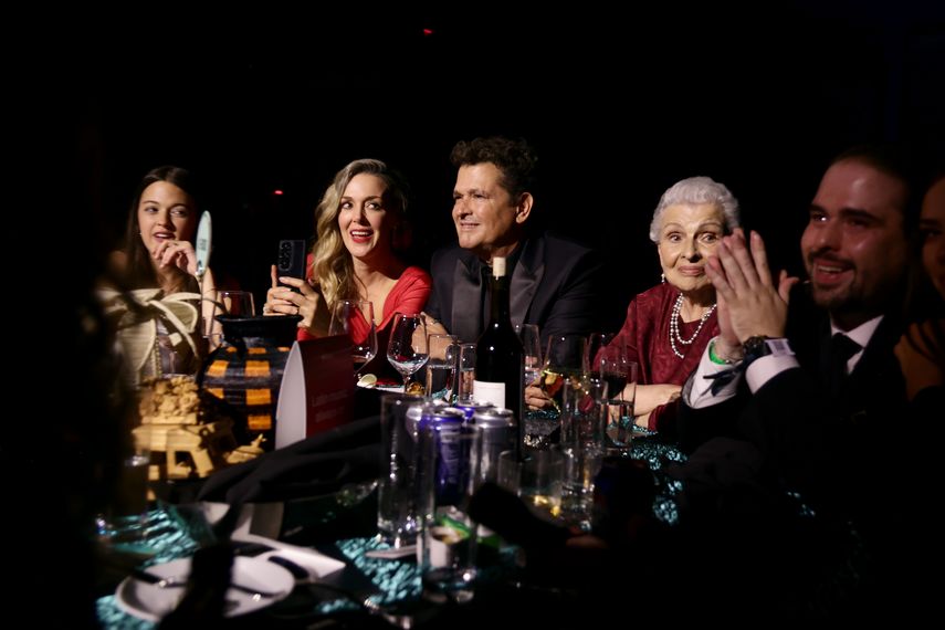 Claudia Elena Vásquez, Carlos Vives y Aracely Florez Restrepo asisten a la ceremonia de la Persona del Año de la Academia Latina de la Grabación 2024 en honor a Carlos Vives en el Centro de Convenciones de Miami Beach el 13 de noviembre de 2024 en Miami, Florida.