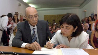 El premio Nobel de Literatura, José Saramago, y su mujer&nbsp;Pilar&nbsp;del&nbsp;Río, durante la ceremonia de su boda civil, celebrada en el Ayuntamiento de Castril, en Granada.