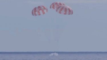 La cápsula Orión de regreso de la Luna. La cápsula volvió a gran velocidad el domingo 11 de diciembre de 2022, lanzándose en paracaídas en el Pacífico, frente a las costas de México, para concluir un espectacular vuelo de prueba de 25 días.&nbsp;