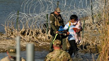 Agentes detienen a migrantes en la frontera entre Texas y México, en Eagle Pass, Texas, el 3 de enero de 2024.