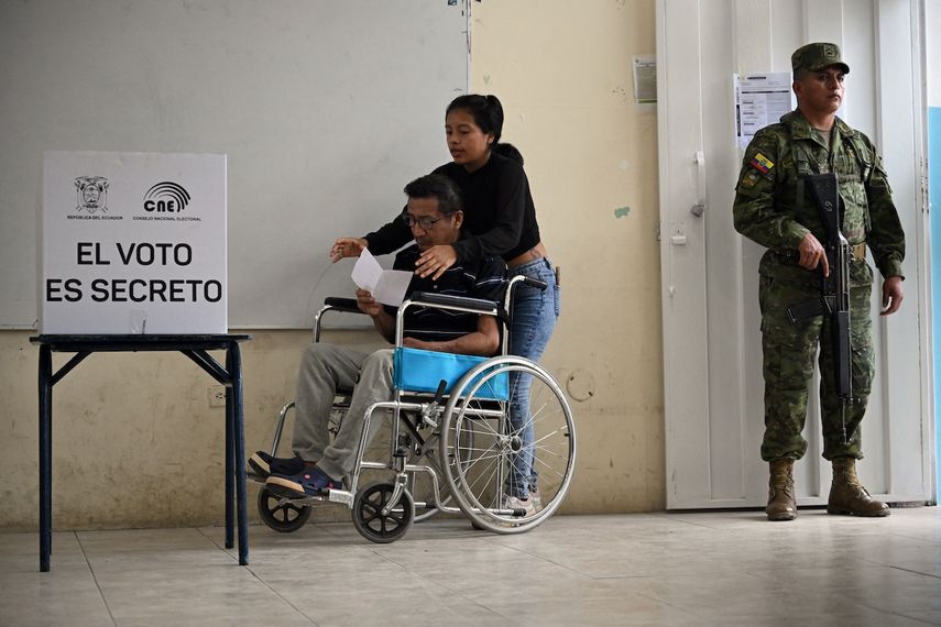 Un hombre emite su voto en un colegio electoral durante la segunda vuelta de las elecciones presidenciales en Olón, provincia de Santa Elena, Ecuador, el 13 de abril de 2025.&nbsp;