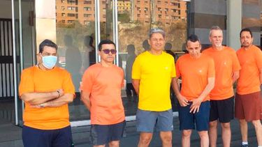 En esta fotografía sin fecha publicada en Twitter el 18 de junio de 2020 por el canciller venezolano Jorge Arreaza puede verse, de izquierda a derecha, a los ejecutivos petroleros de CITGO José Ángel Pereira, Gustavo Cárdenas, Jorge Toledo, José Luis Zambrano, Tomeu Vadell y Alirio José Zambrano de pie frente al Servicio Nacional Bolivariano de Inteligencia, en Caracas, Venezuela