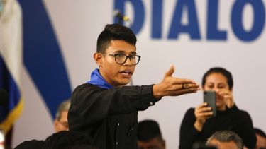 En esta fotografía de archivo del 16 de mayo de 2018, el representante estudiantil Lesther Alemán interrumpe al dictador de Nicaragua, Daniel Ortega, gritando que debe detener la represión durante la apertura de un diálogo nacional en las afueras de Managua, Nicaragua.&nbsp;