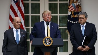 El presidente Donald Trump pronuncia unas palabras acompañado del secretario de Comercio, Wilbur Ross, a la izquierda, y el secretario de Justicia, William Barr, durante un acto relacionado con el próximo censo, en la Casa Blanca en Washington, el jueves 11 de julio de 2019