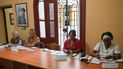Integrantes de un colegio electoral esperan a los electores durante la primera vuelta de las elecciones municipales para concejales convocadas por la dictadura de Cuba, en La Habana el 27 de noviembre de 2022.