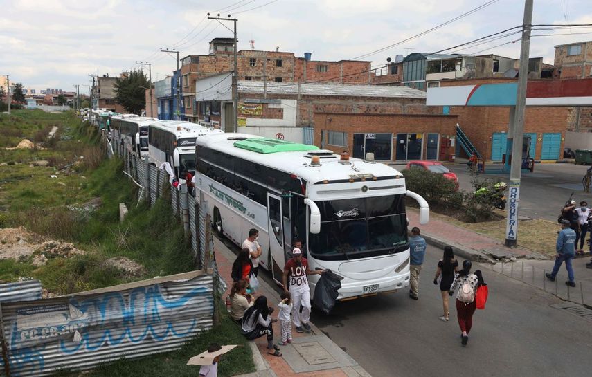 En esta imagen del 30 de abril de 2020, migrantes venezolanos suben a autobuses con destino a la frontera de Venezuela, en medio de la pandemia del coronavirus, en Bogotá, Colombia. Unos 20.000 venezolanos han vuelto a casa desde principios de marzo, según el gobierno colombiano.&nbsp;