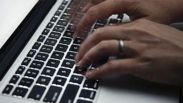 En esta imagen de archivo del 19 de junio de 2017, una persona trabaja en una laptop en North Andover, Massachusetts.&nbsp;