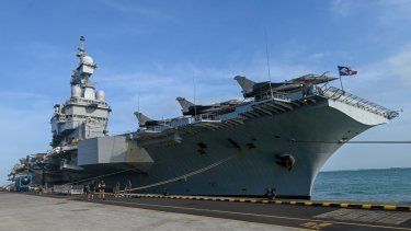 La imagen muestra aviones de combate en la cubierta de vuelo del portaviones francés Charles de Gaulle.