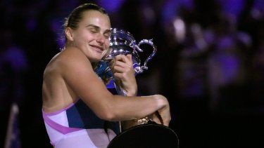 La bielorrusa Aryna Sabalenka abraza el trofeo Daphne Akhurst Memorial tras superar en la final del Abierto de Australia a Elena Rybakina el sábado 28 de enero del 2023.&nbsp;