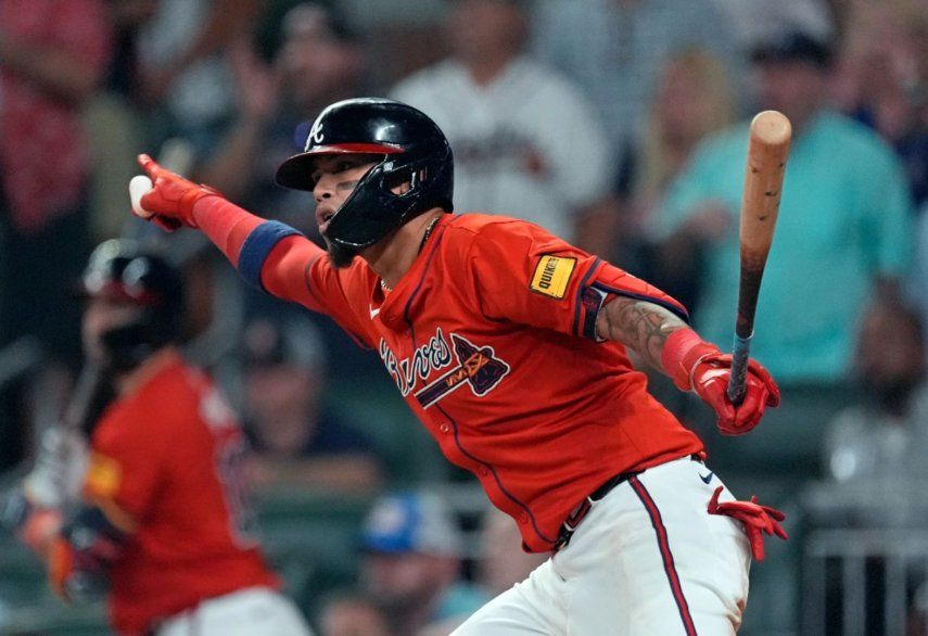 El venezolano Orlando Arcia, de los Bravos de Atlanta, produce una carrera con un sencillo en la octava entrada del juego de béisbol en contra de los Marlins de Miami, el viernes 2 de agosto de 2024, en Atlanta.&nbsp;