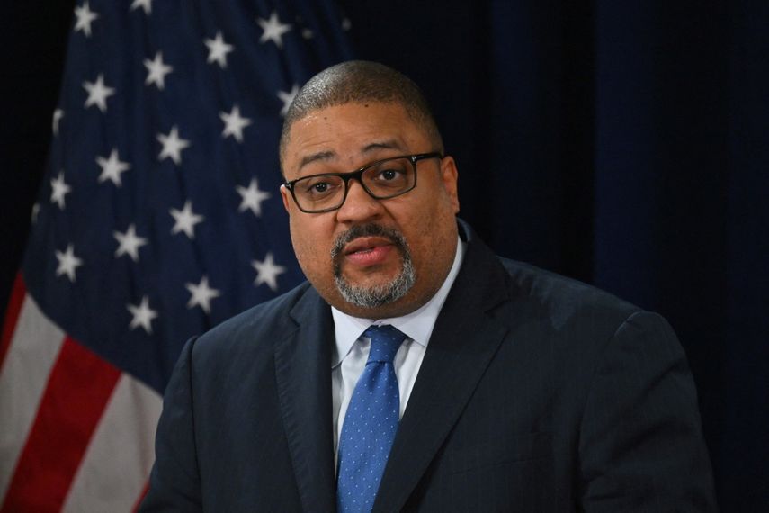 el fiscal de distrito de Manhattan, Alvin Bragg, habla durante una conferencia de prensa para discutir su acusación contra el expresidente Donald Trump, frente a la Corte Federal de Manhattan en Nueva York.