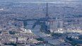 En foto del 11 de julio del 2023, toma aérea del Río Sena a través de París con la Torre Eiffel al centro.